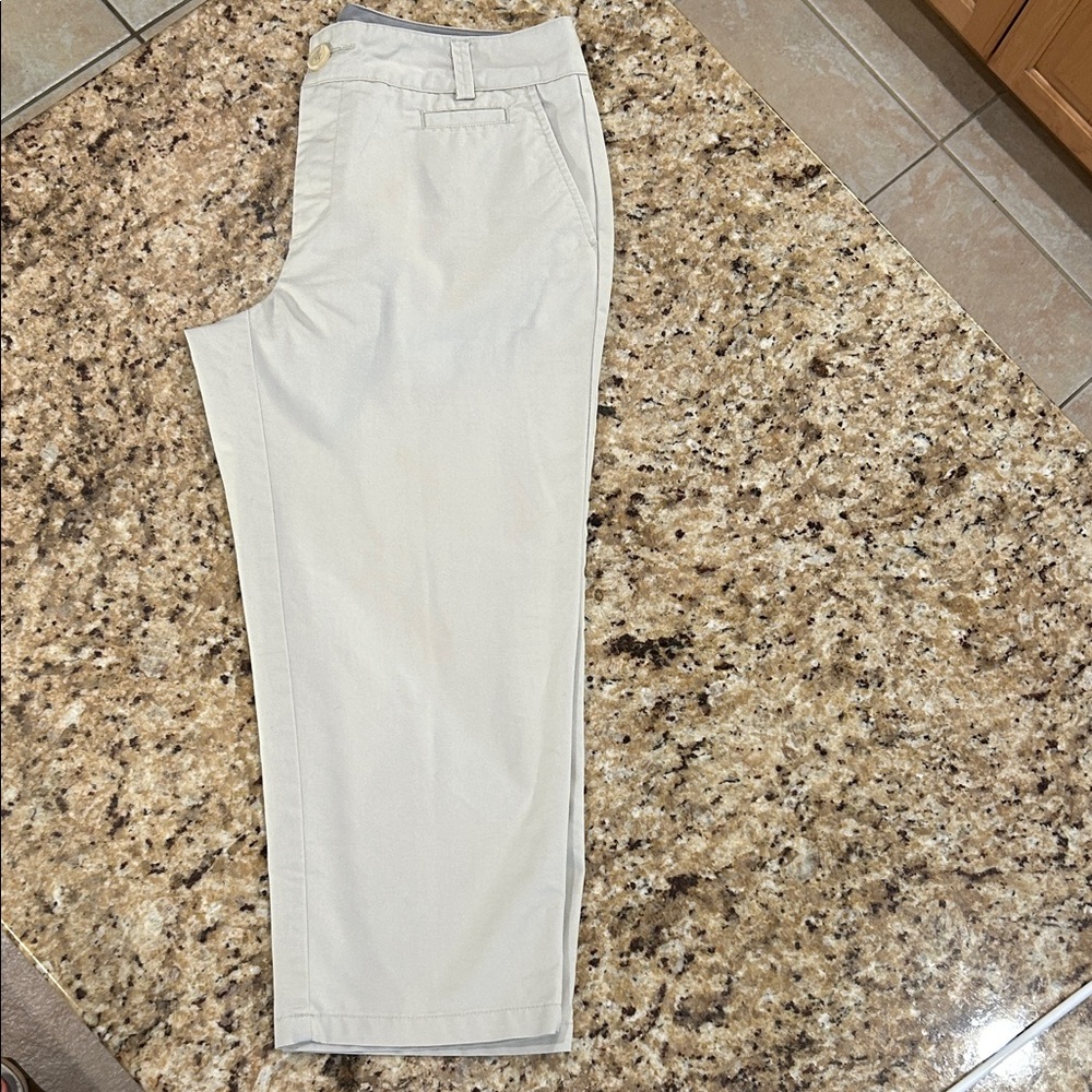 Women’s light khaki cropped Pants. Size 6.